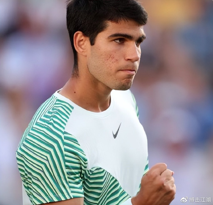 成了鲜明对 成了鲜明对