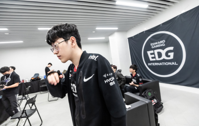 前F1车手怒斥红牛更换车手行为 维斯塔潘还点了赞.